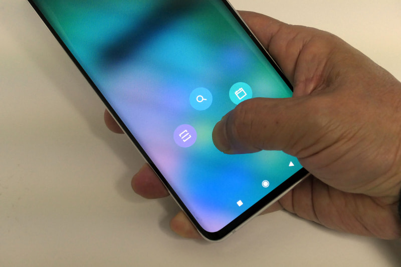 指紋センサーを長押しすると、QRコードリーダーなどのショートカットが表示される