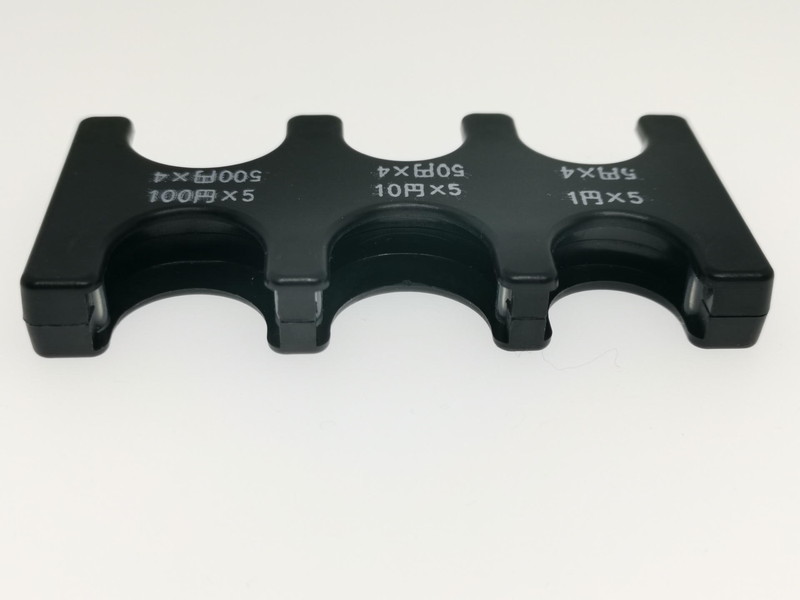 ほぼクレジットカードサイズで周囲に硬貨をスタックして収納するための6個のスロットが用意されている