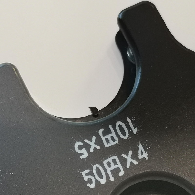 まあ、値段を考えるとこの程度のバリはご愛嬌だ。指に引っかかって危ないので即座にカッターで削った