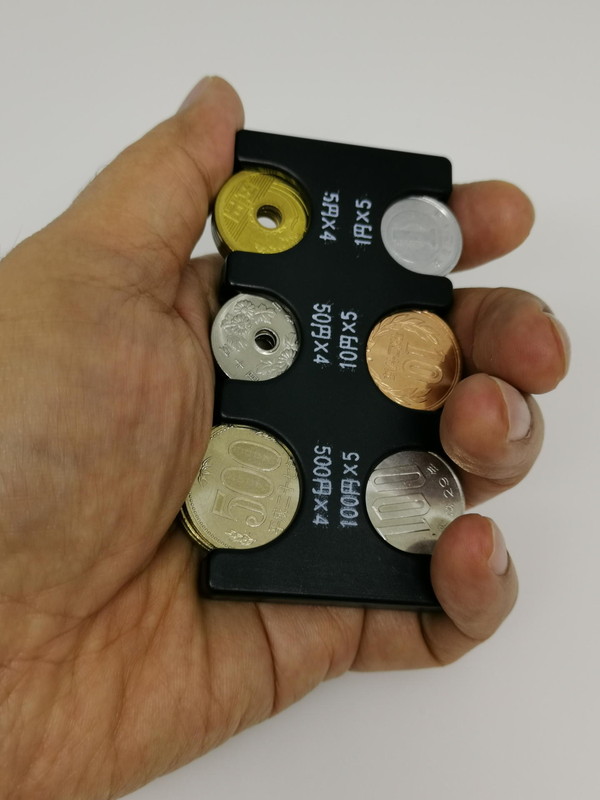 手に持つとけっこうずっしり来るが、実際に総重量をキッチン秤で測定してみたところ、なんとたったの127gしか無かった