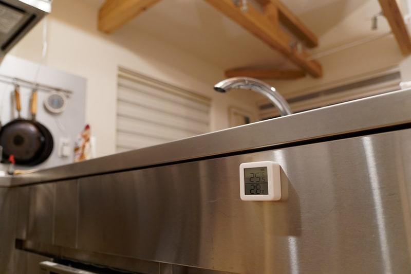 マグネットを内蔵しているので、金属面にそのまま貼り付けられる