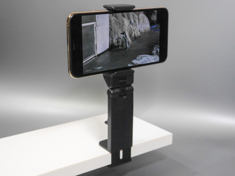 実際に取り付けた状態。列車や飛行機のテーブルに固定できる