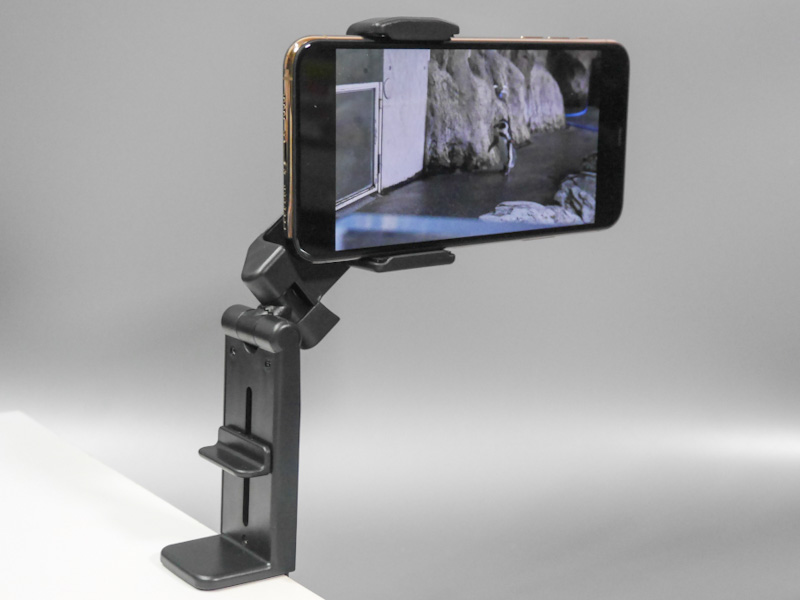 中央は二重ヒンジになっており、反転させて横にせり出させるような角度にも対応する