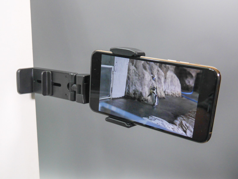 棚などにも取り付けられるが、さすがにここまで伸ばすと、重量のせいで不安定だ