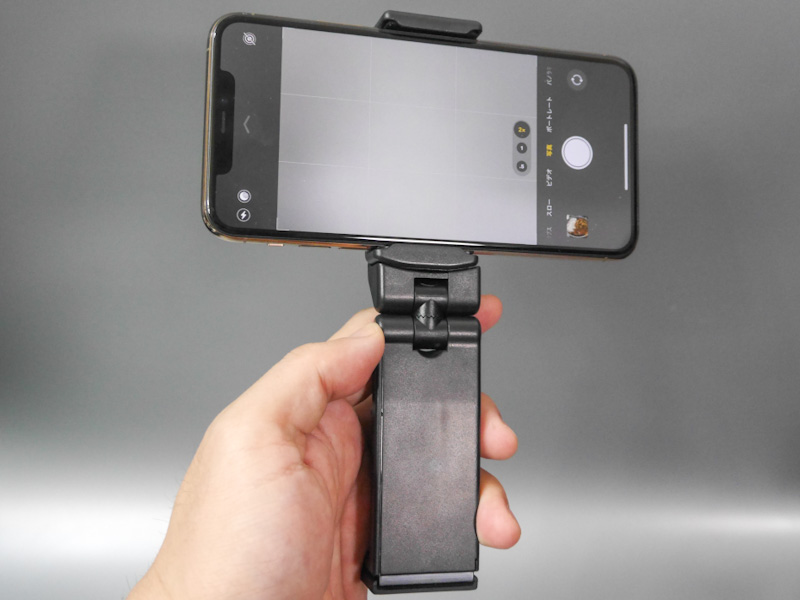 手に持って使うこともできる。重量は96gと大台を割っているので負担にならない