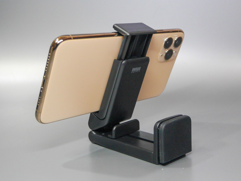 折りたたんでスマホスタンドとして使うことも可能だ