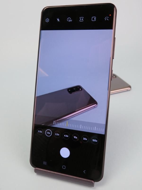 Android 10搭載モデルからUIが変更され、画面下部に「10x」や「100x」の項目が表示され、ワンタッチでズームができる