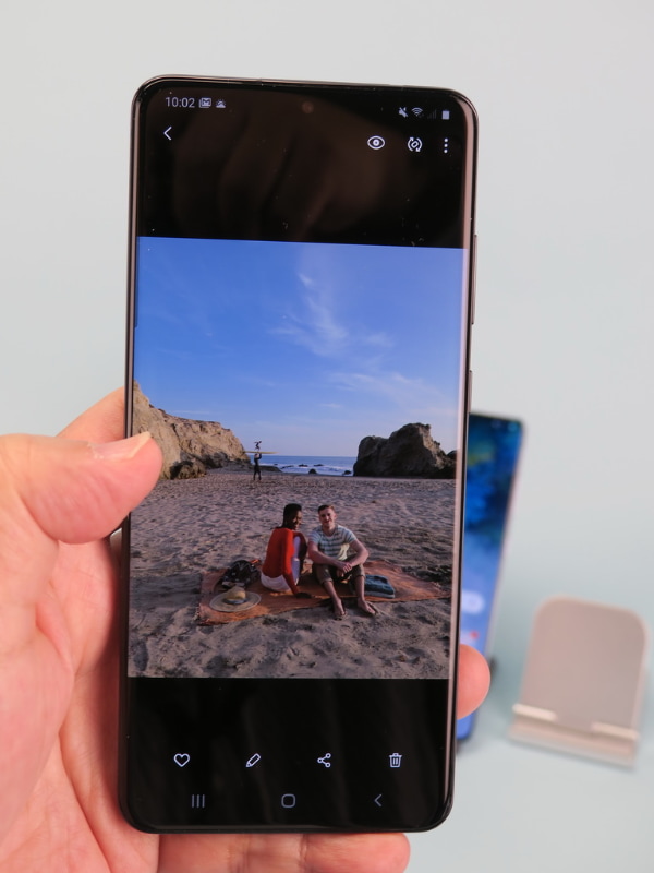 108Mピクセルのカメラで撮影した写真。左後方に見える人物を拡大