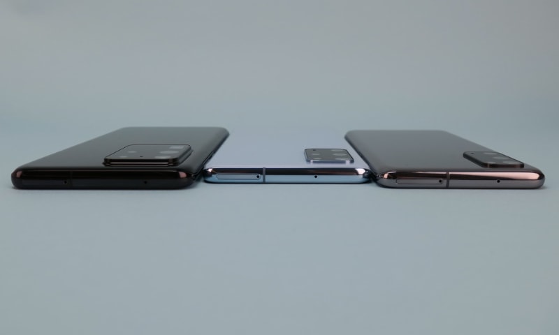 上部から見た背面。左のGalaxy S20 Ultraは本体もカメラ部も少し厚めの印象