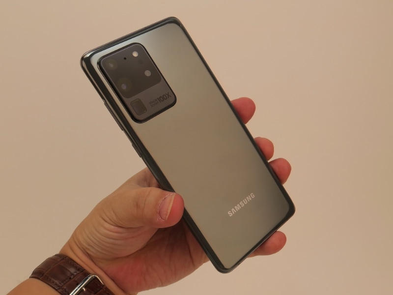 Galaxy S20 Ultraの背面。カメラ部がかなり目立つデザイン