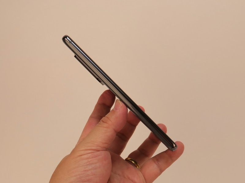 Galaxy S20 Ultraの左側面。Galaxy S10＋などに比べると、やや厚く見えてしまう