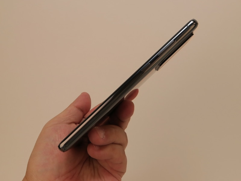 Galaxy S20 Ultraの右側面。音量キーと電源キーがレイアウトされている