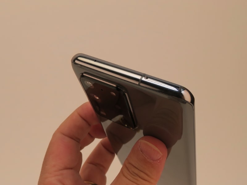 Galaxy S20 Ultraの上部。ピンで取り出すタイプのSIMカードスロットを配置