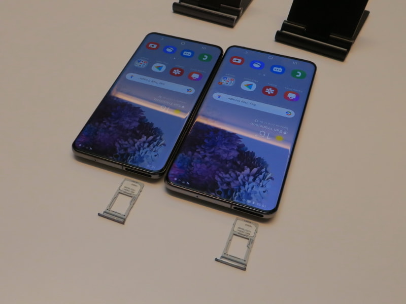 SIMカードトレイにはnanoSIMカード、microSDメモリーカードを装着可能。デュアルSIMは発売する国と地域によって異なる