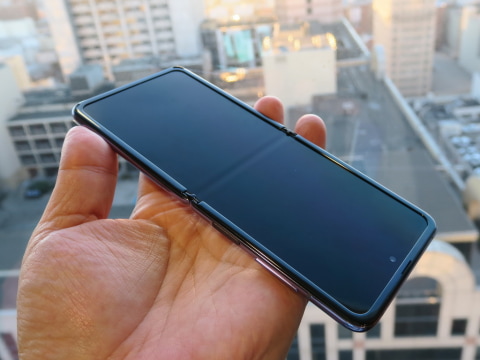 縦折り「Galaxy Z Flip」auで発売決定！ 実機写真＆KDDI雨宮氏
