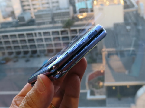 縦折り「Galaxy Z Flip」auで発売決定！ 実機写真＆KDDI雨宮氏