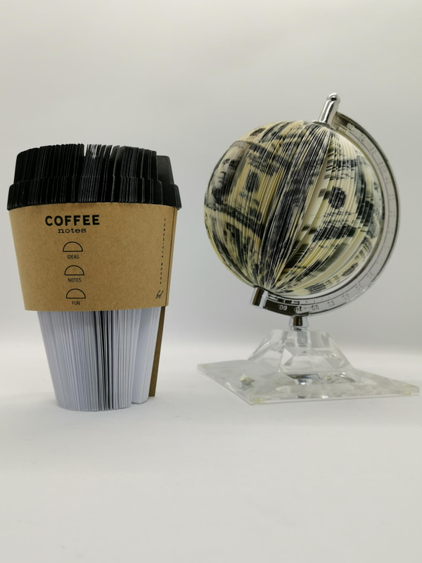 レガシーな水平に積層しているブロックメモも使い勝手が良くて実用的だが、垂直に積層連続している変態メモもデスクトップで主張するアイテムとしては面白い