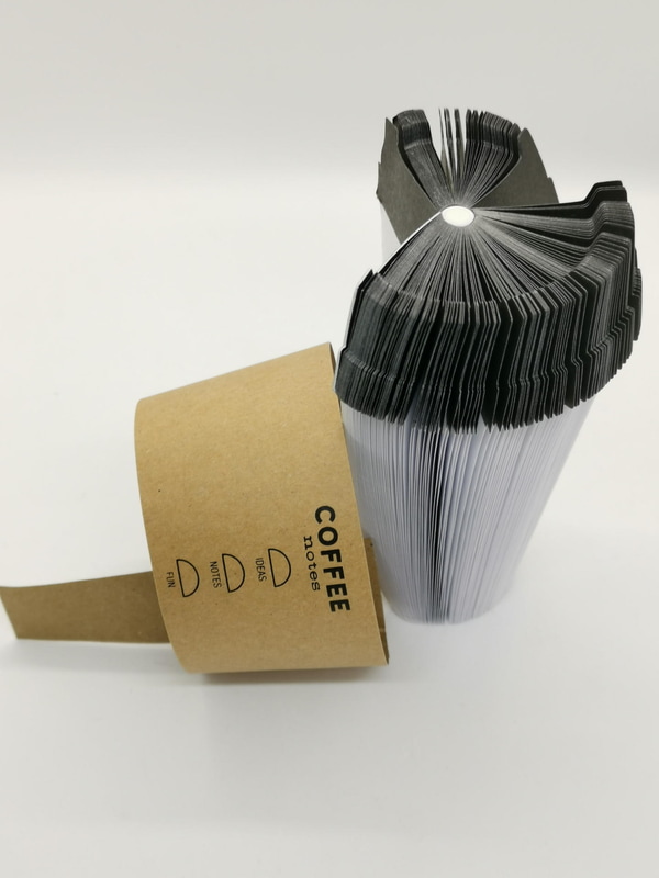 珈琲スリーブは自然とずり落ちないように長い脚が生えている