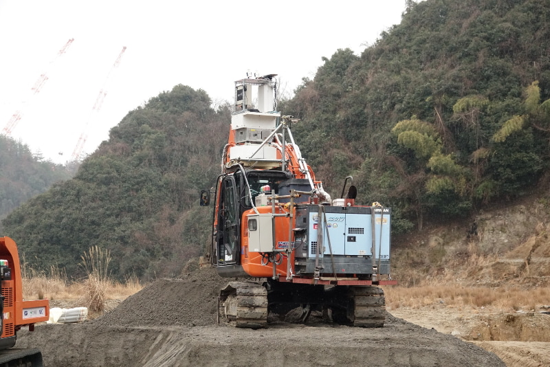 クローラーダンプに土を運ぶショベルカー