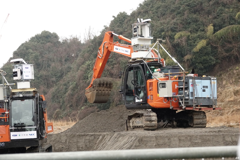 クローラーダンプに土を運ぶショベルカー