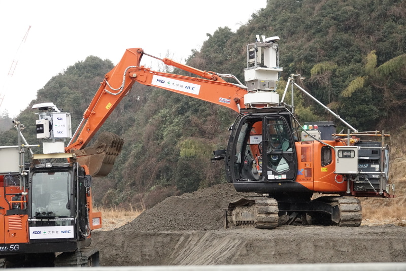 クローラーダンプに土を運ぶショベルカー