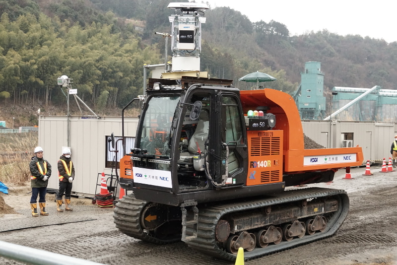 運転席は誰もいない。遠隔操作用の機器が取り付けられているのみ