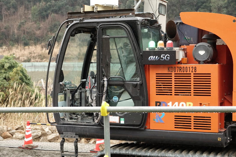 運転席は誰もいない。遠隔操作用の機器が取り付けられているのみ