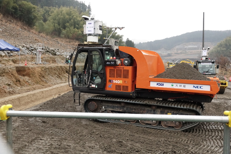 運転席は誰もいない。遠隔操作用の機器が取り付けられているのみ