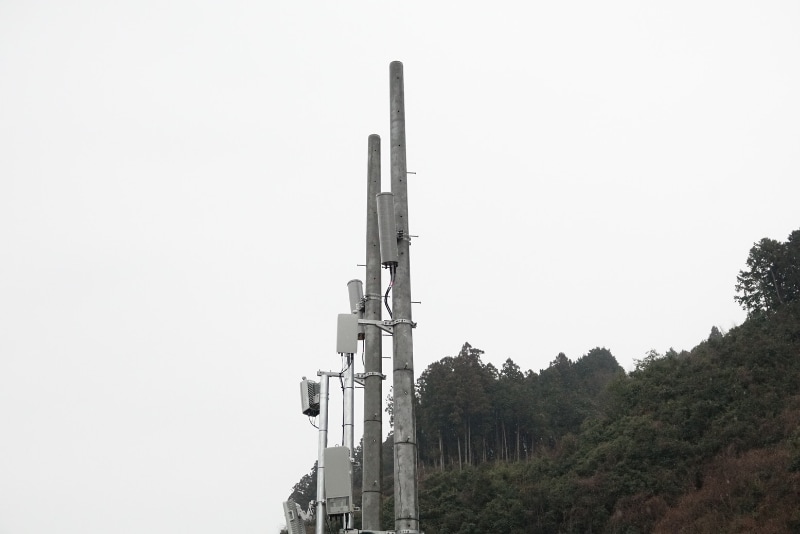 工事現場に設置された5G基地局のアンテナ。中央の小さな立方体が28GHz帯、下側が3.7GHz帯。上部の円筒は2GHzのLTE