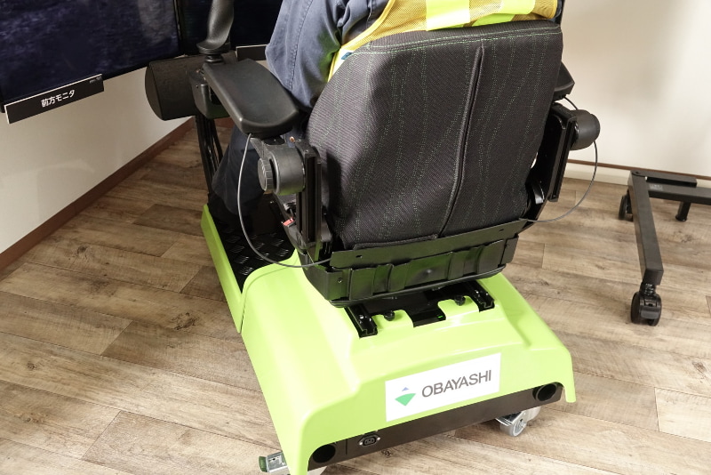 遠隔操作のシート。背中の丸い膨らみは振動用のスピーカー