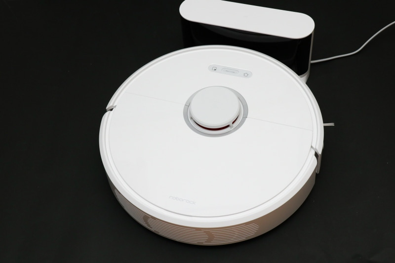 充電器におさまるRoborock S6