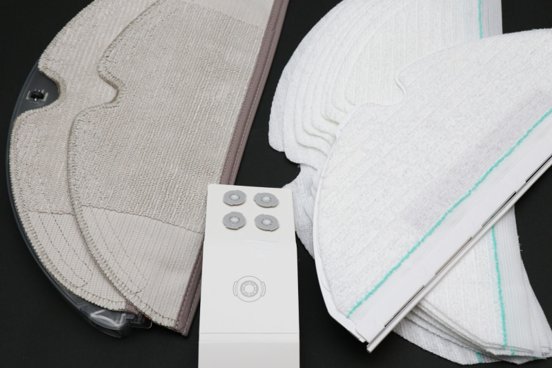 付属品。モップは何度も洗って使うモノ（左）と、使い捨て（右）がある。中央はウォーターフィルターの交換用パーツ