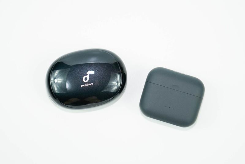 両製品のケース形状には差が見られる