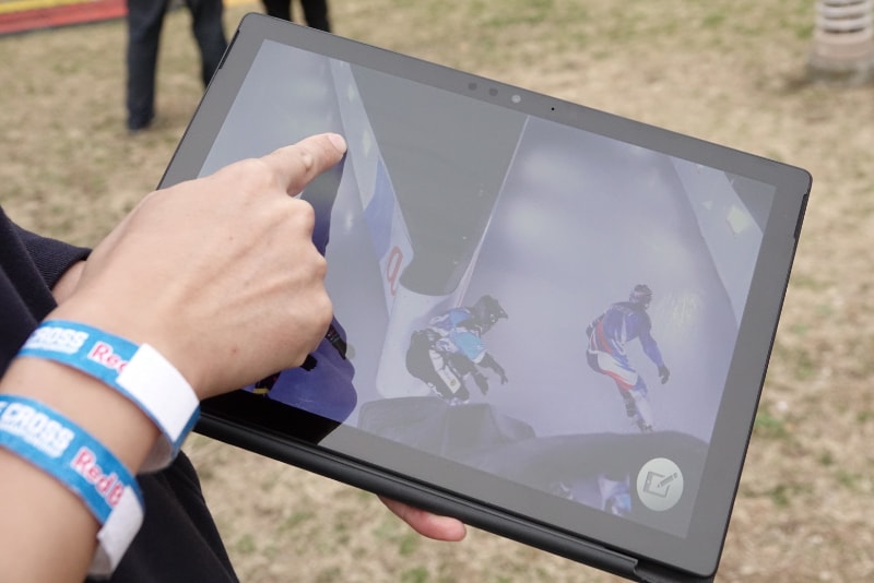 指でスライドするだけで自由にプレイバック・アングル移動ができる