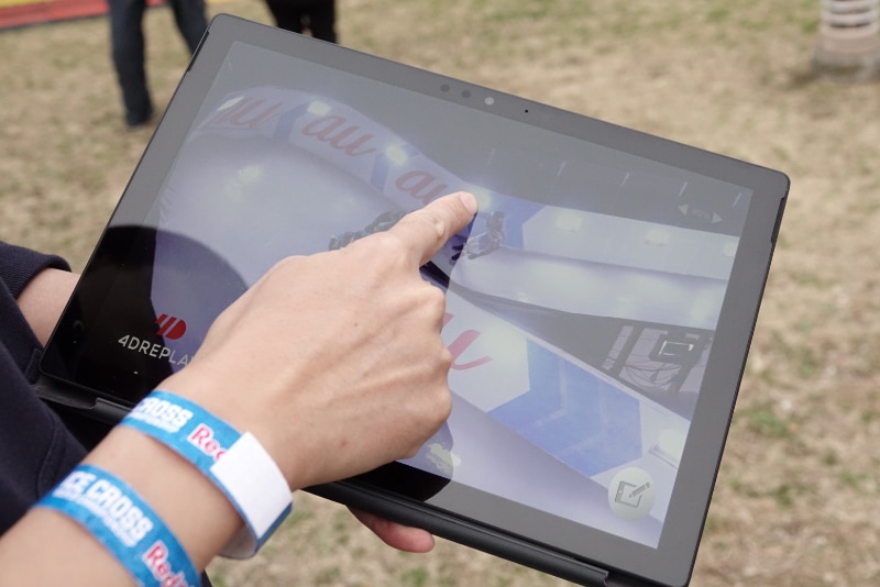 指でスライドするだけで自由にプレイバック・アングル移動ができる