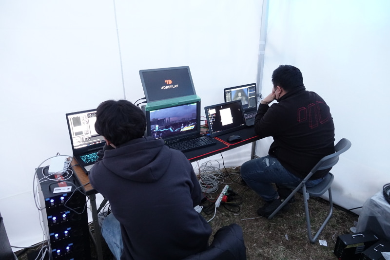 アイスクロス会場に設置されていた4DREPLAYの編集室。通常よりも簡素な機器が目立つ。編集の担当は奥側の男性1人とのこと