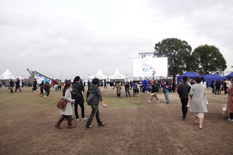 当日の横浜会場。競技が始まるとこの付近は足の踏み場もないくらいの人出だった