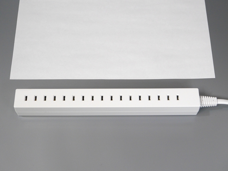 A4用紙との比較。これだけの口数でありながら全長はA4縦以下、つまり30cmに満たない