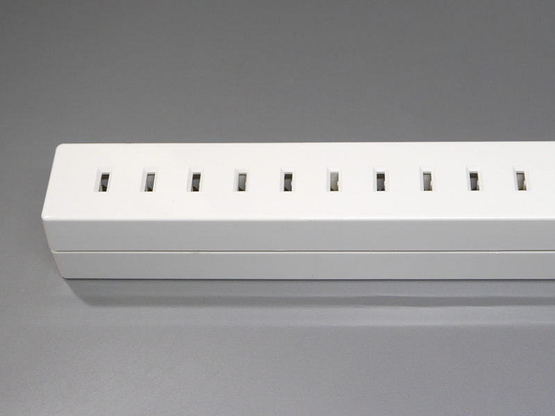 すべての差込口が均等に配置されている