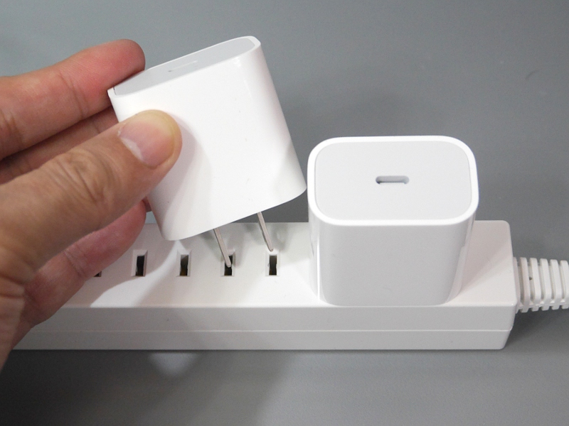 iPhoneの電源アダプタ。2つ並べて挿そうとすると隣に干渉するが……