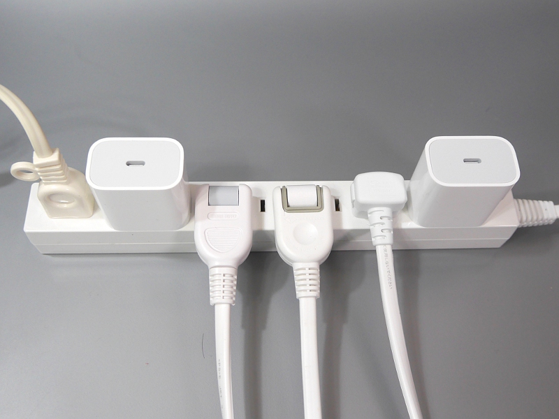 間隔をひとつずつ空けていくことで6つのプラグを挿し込める