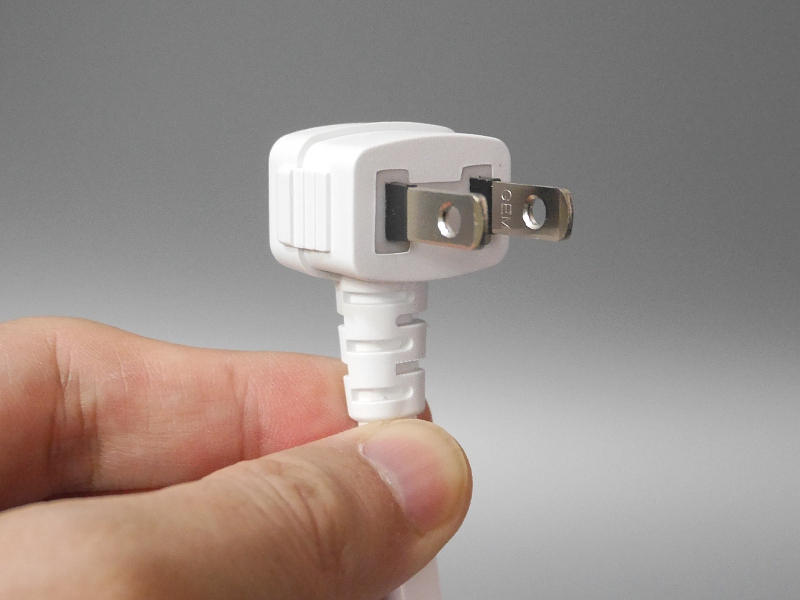 根元のプラグはL型。今回購入したモデルはケーブル長1.5mで、ほかにバリエーションもあるようだ