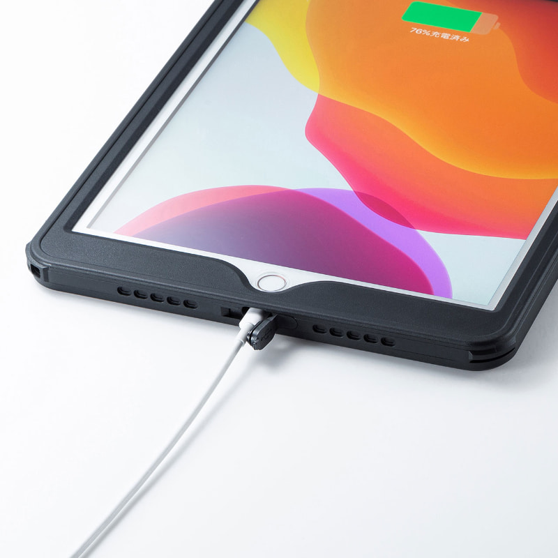 ケースを装着したままケーブル接続対応