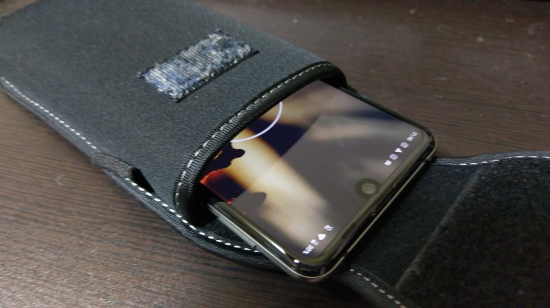 AQUOS R3を入れてみた図。AQUOSの場合、デザイン的に指の引っ掛かりが良いのでこの手のケースに入れても出し入れしやすい