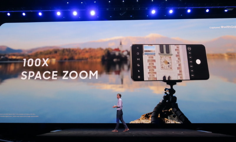 10倍のハイブリッド光学ズームに加え、最大100倍の超解像ズームにも対応