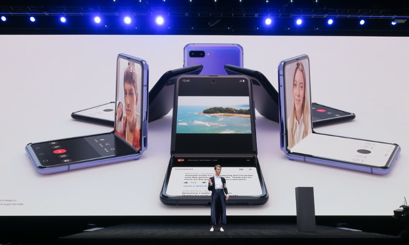 サムスンのUK Mobile Product MarketingのREBECCA HIRST氏が登壇し、Galaxy Z Flipを発表
