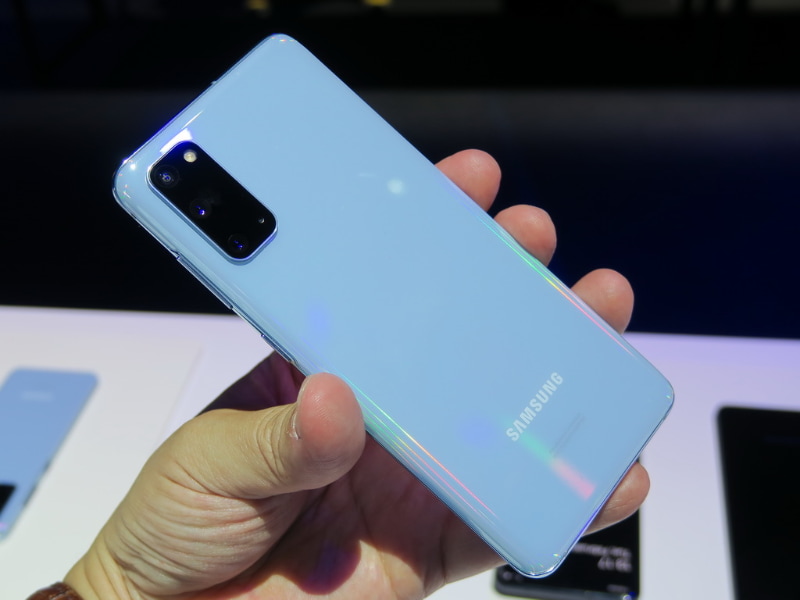 Galaxy S20の背面。カメラ部がかなり目立つデザイン