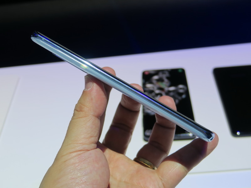 Galaxy S20の左前面。Bixbyボタンはなくなり、音量キーは右側面に移動した