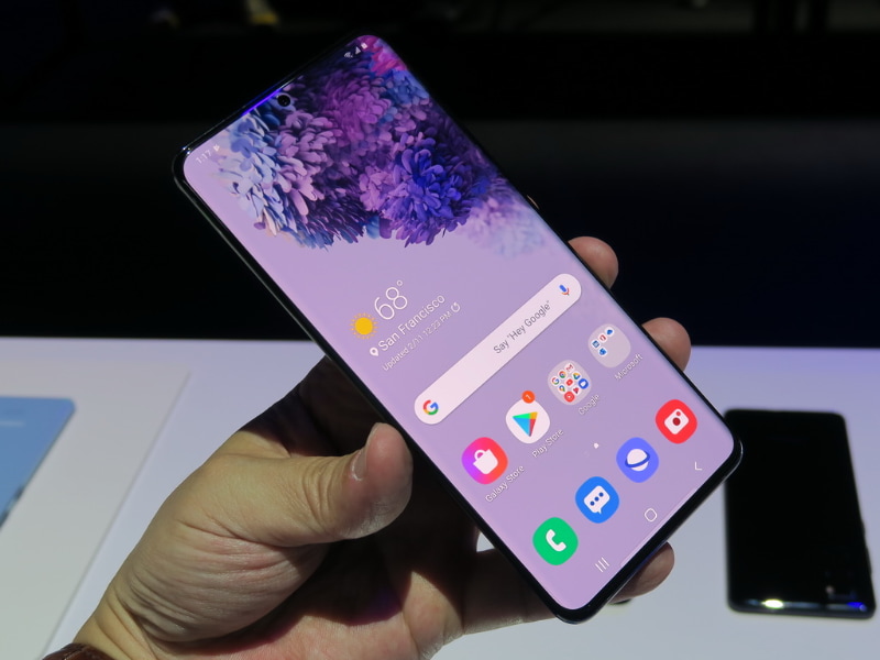 Galaxy S20＋の本体前面。ディスプレイがほぼ前面を覆うデザイン