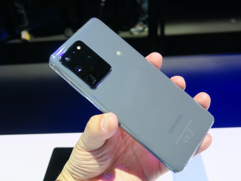 Galaxy S20 Ultraの背面。カメラ部はひと回り大きくなり、突起も少し厚め